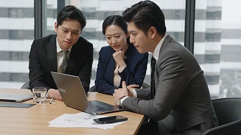 Confident Chinese business people having a meeting,4K