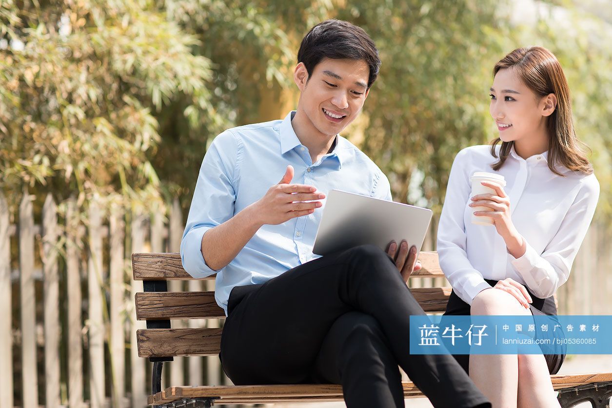 年轻商务人士在户外使用平板电脑