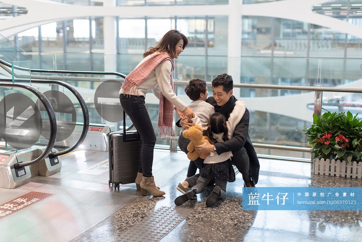 快乐的年轻家庭在机场团聚