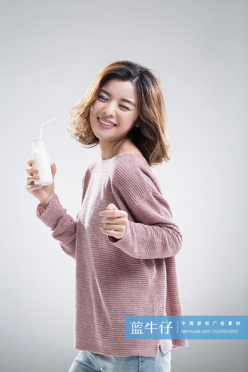 年轻美女喝牛奶