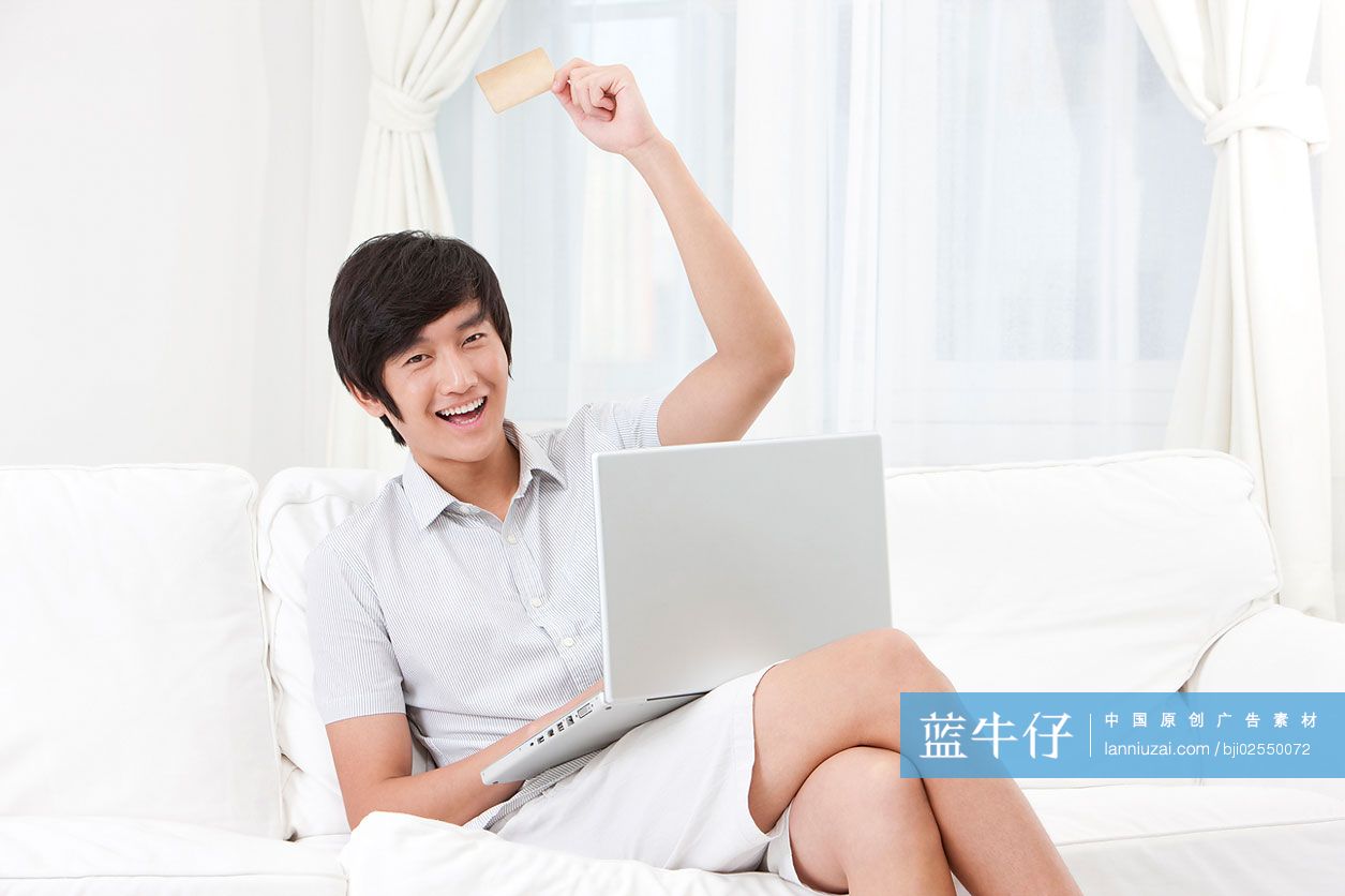 青年男子上网购物