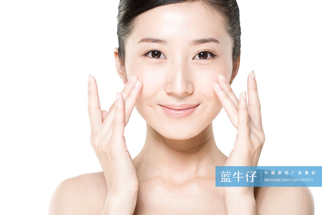 做面部护理的女人