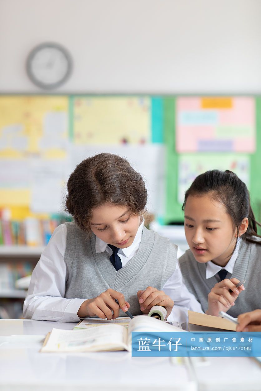 学生在教室学习