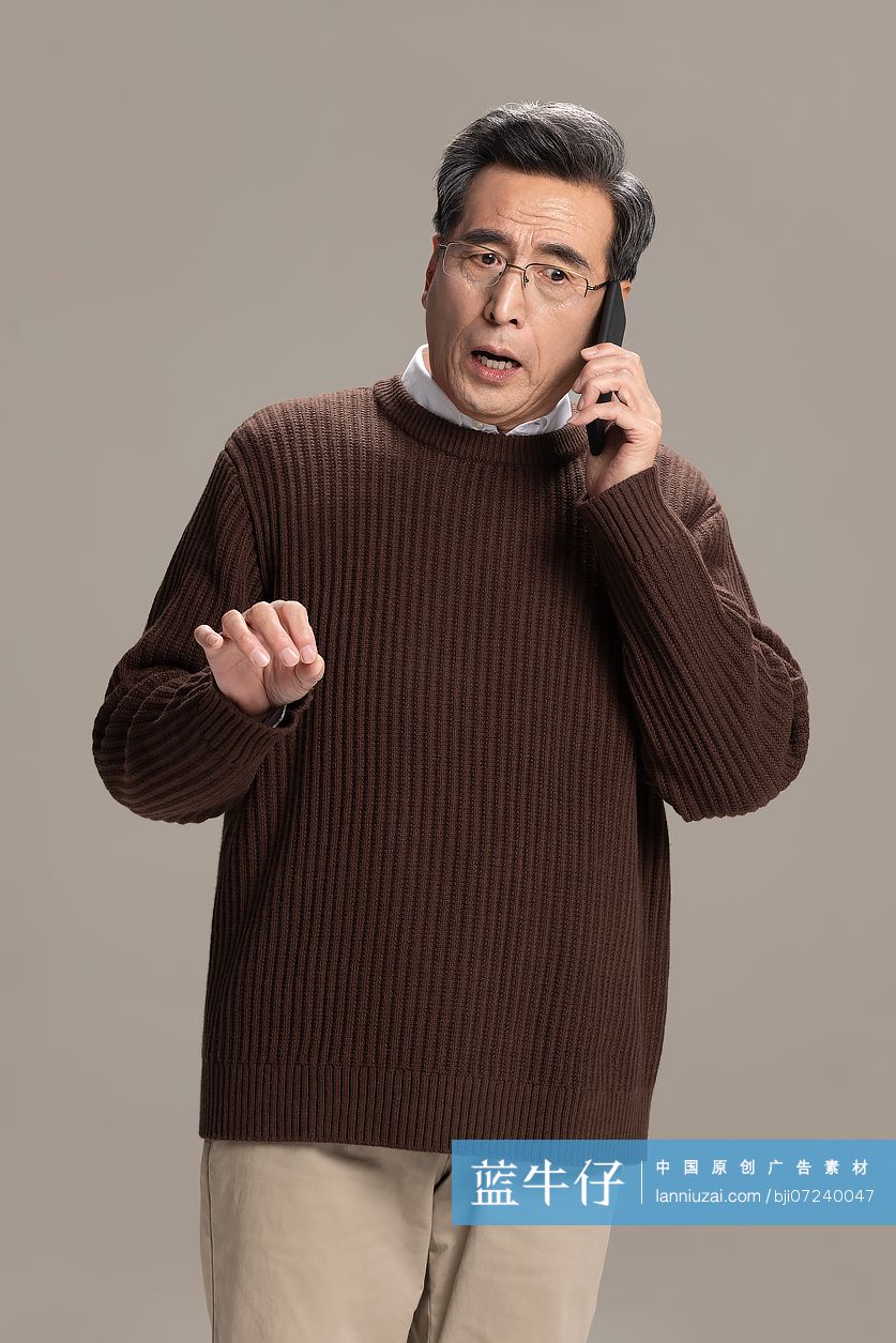 老年男子打电话