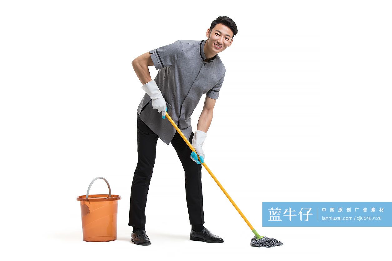 开心的保洁员拖地