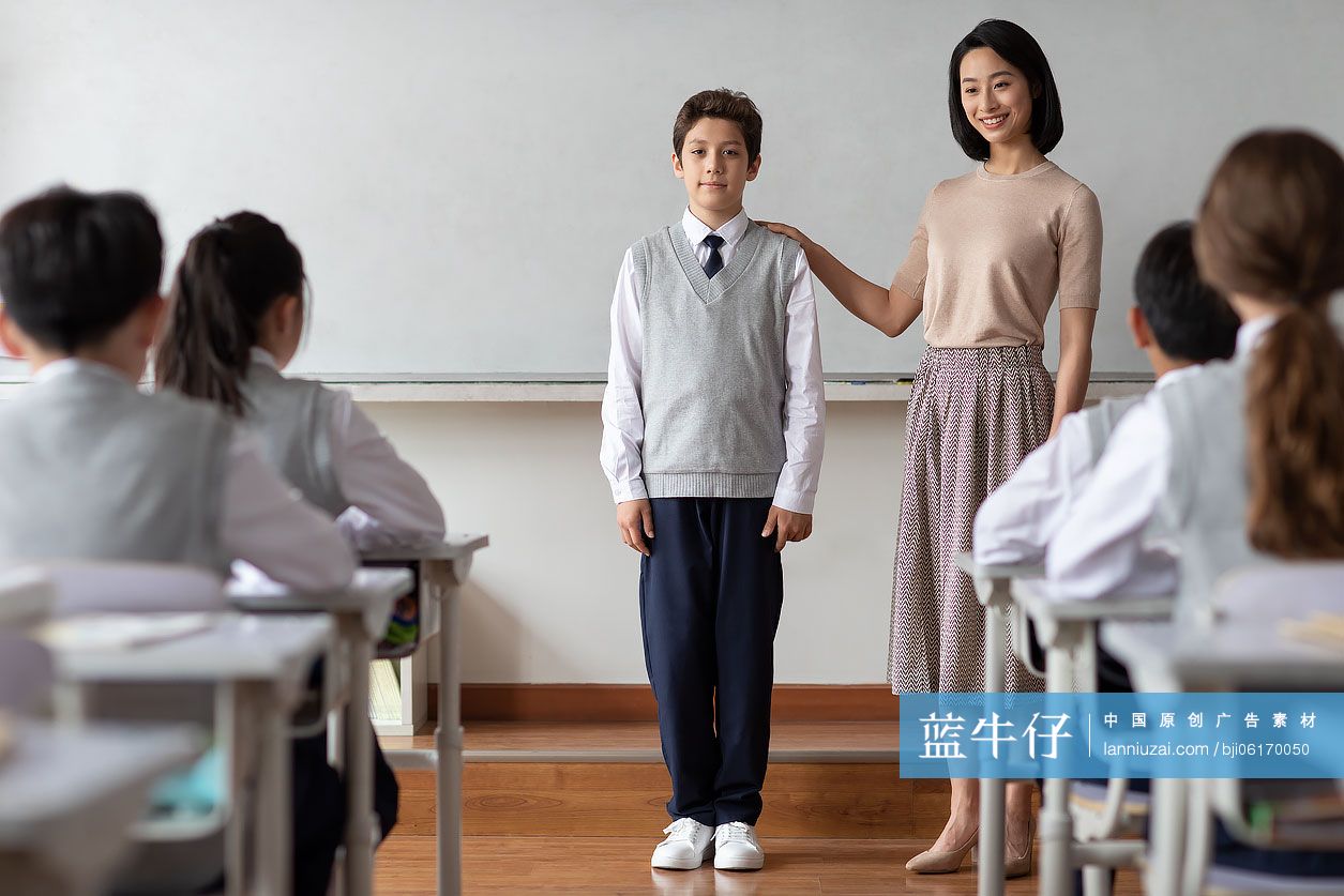 年轻的老师介绍新同学
