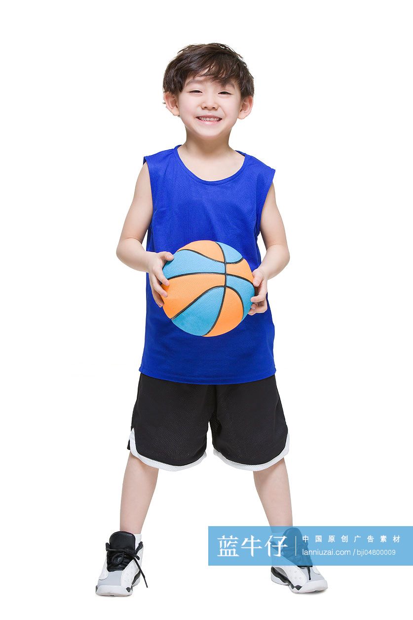 可爱的小男孩拿着篮球