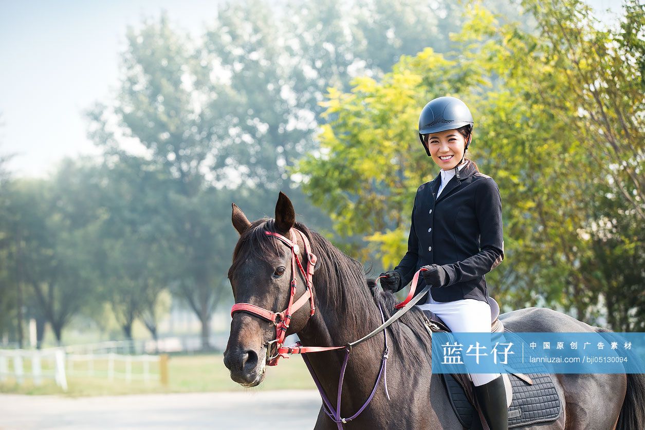 快乐的年轻女子骑马