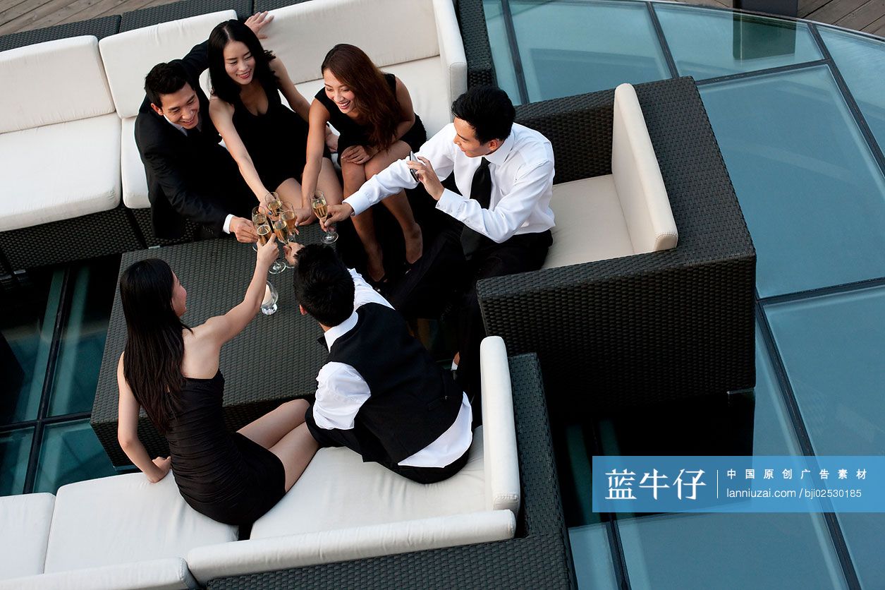 时尚青年男女开PARTY