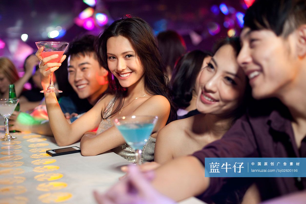 时尚年轻人在酒吧