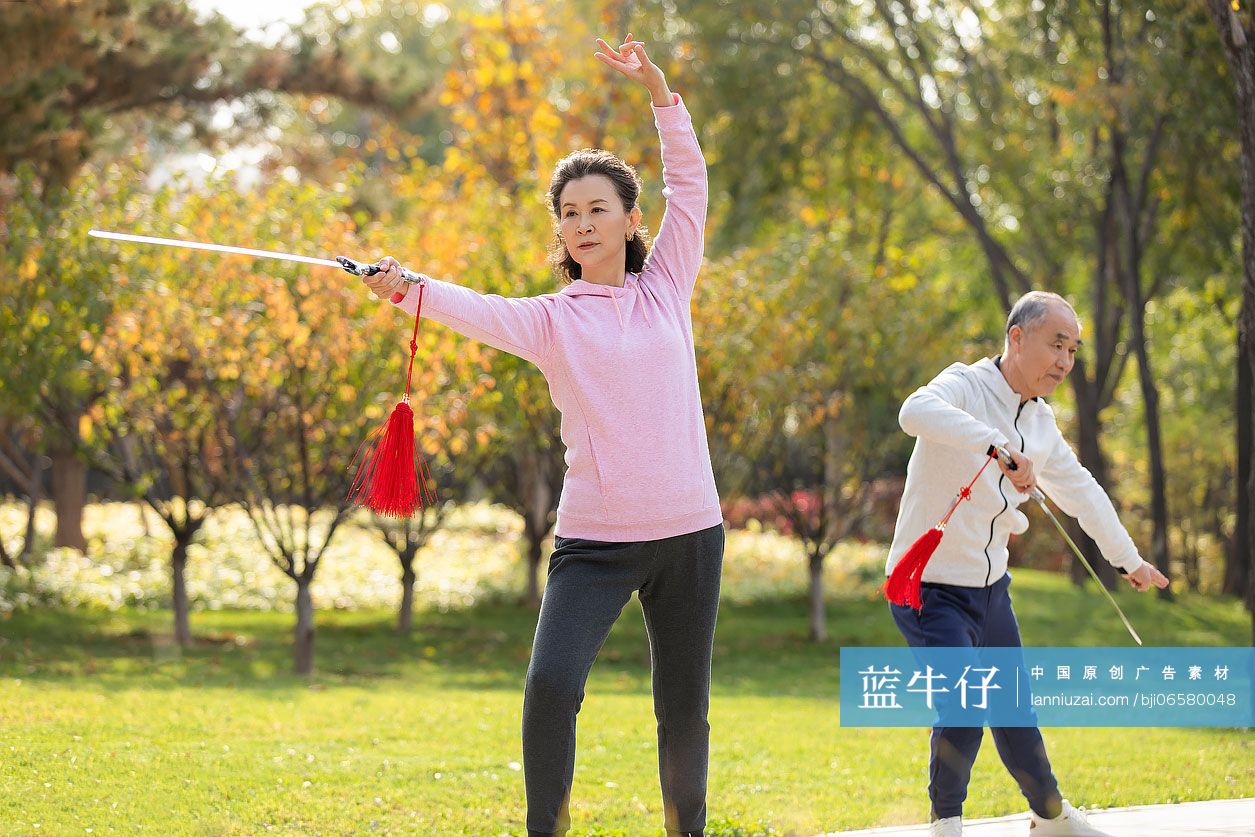 快乐的老年人在公园舞剑-蓝牛仔影像-中国原创广告影像素材