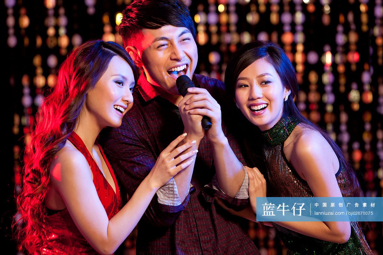 时尚青年唱卡拉ok