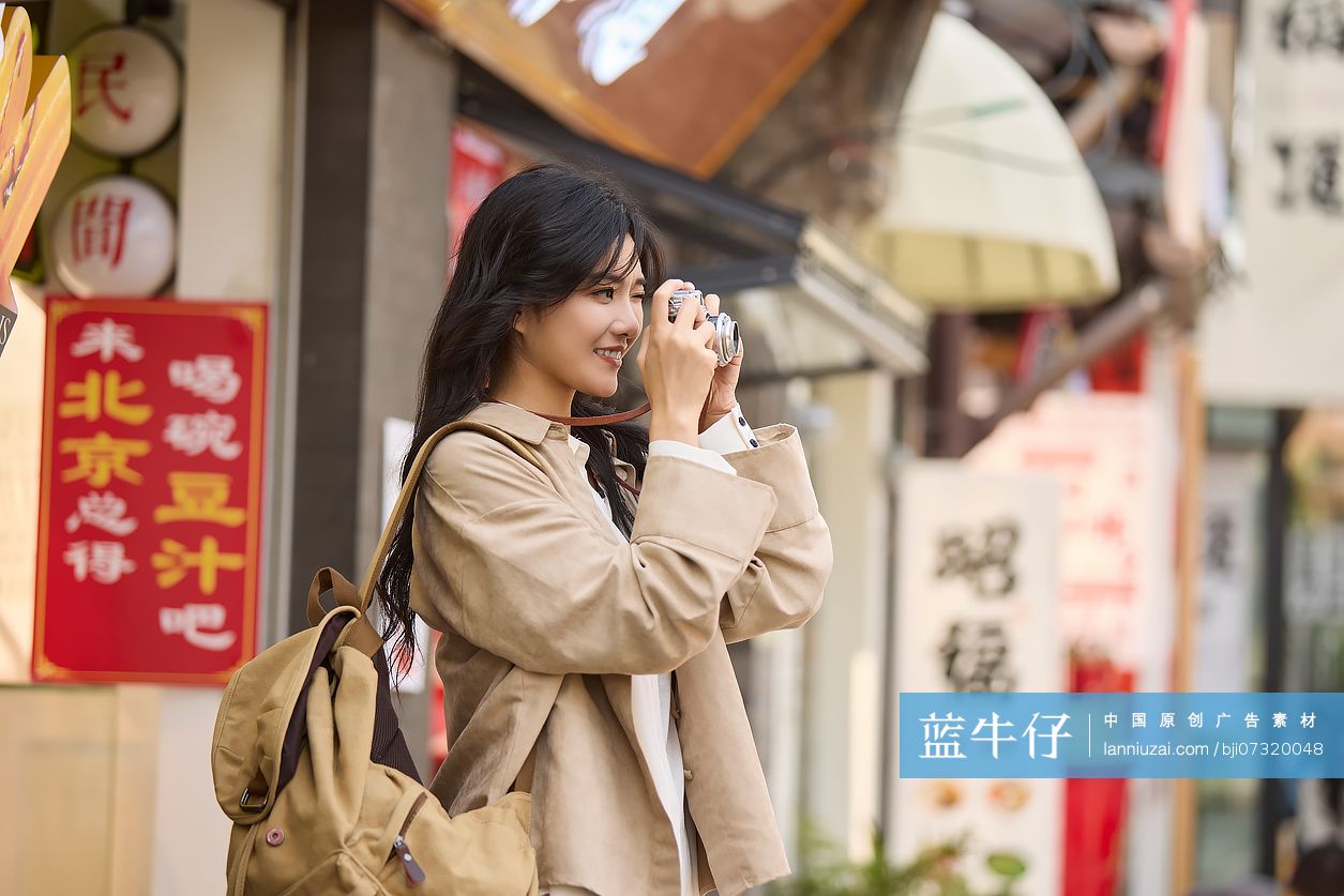 快乐的年轻女性在北京旅游