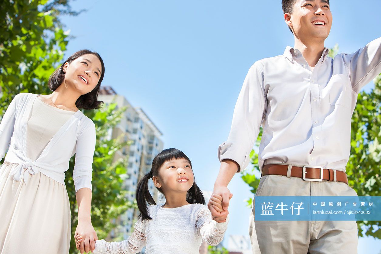 爸爸妈妈牵着女儿散步