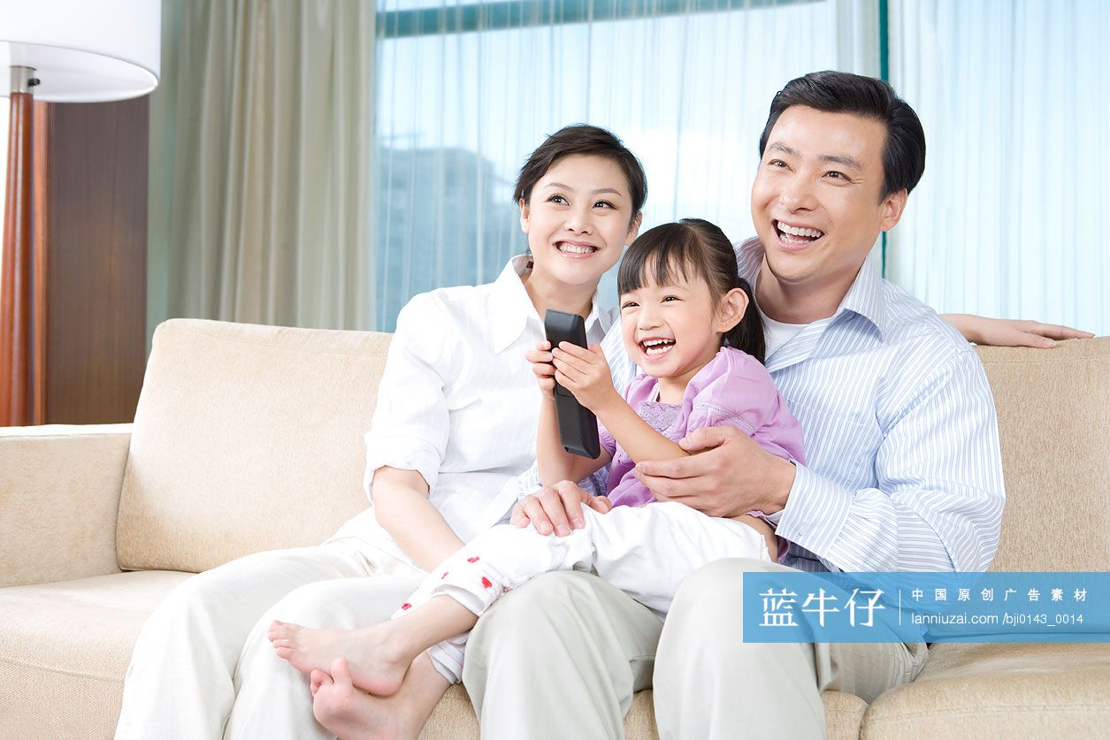 一家人坐在沙发上