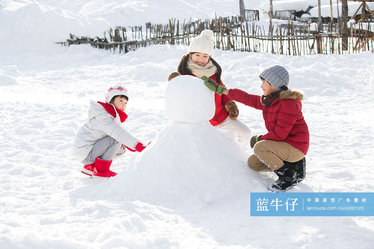 三个小朋友堆雪人的图图片