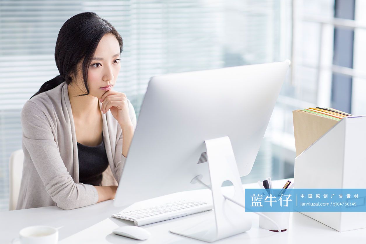 年轻女子休闲办公