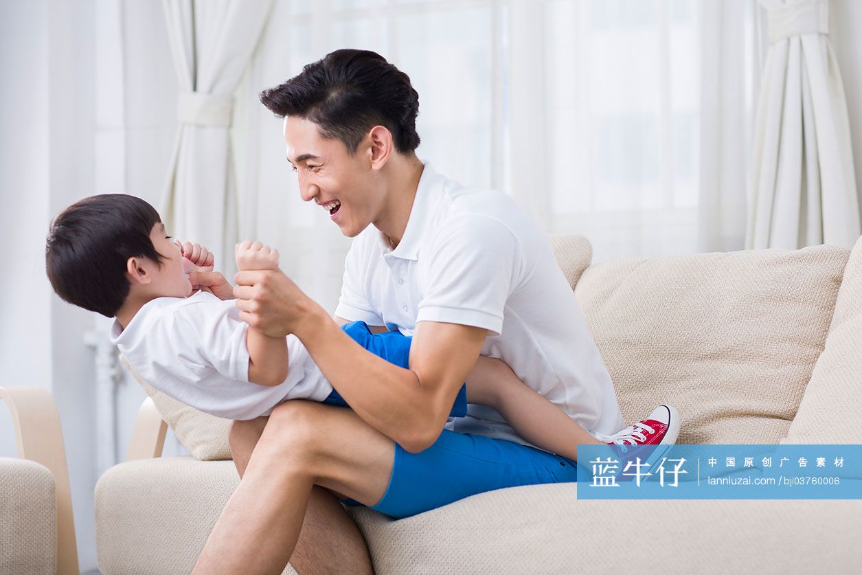 父子在沙发上玩