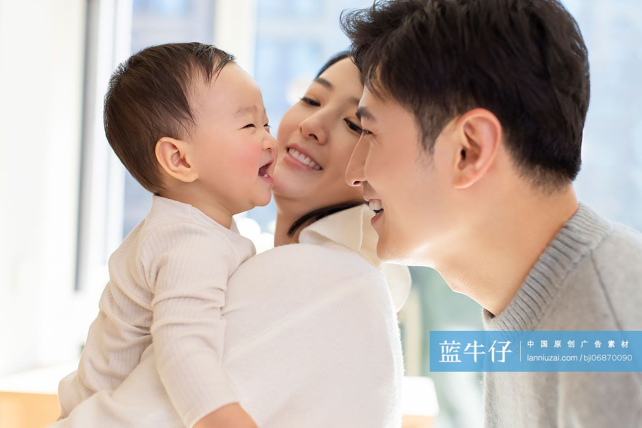 年轻父母在家陪宝宝玩耍