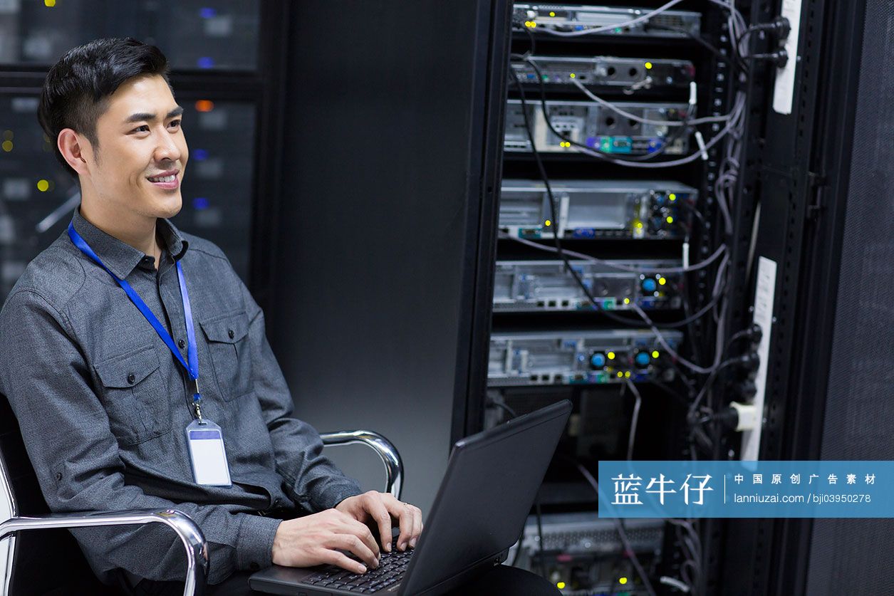 商务人士在机房使用笔记本电脑