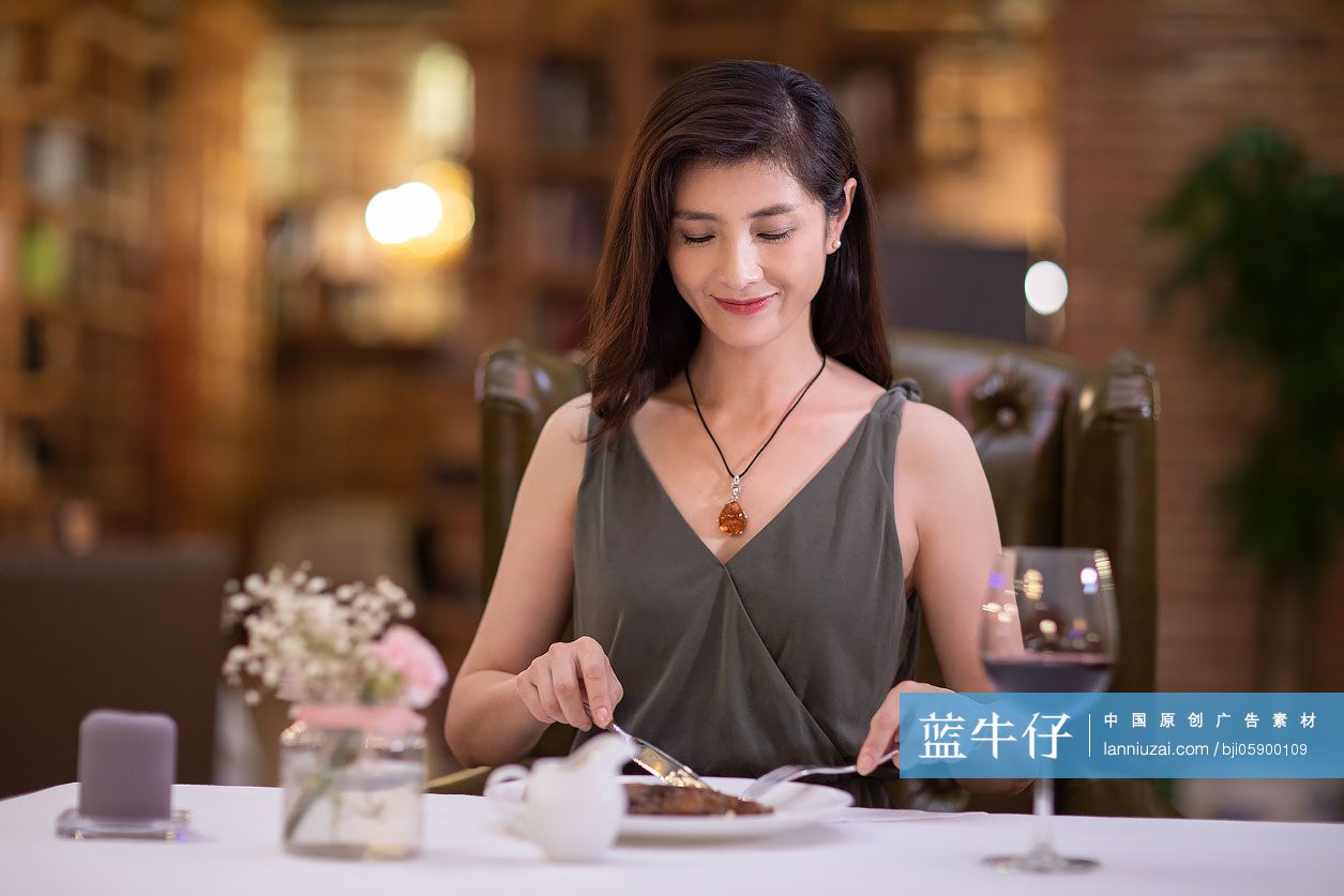 优雅女士在餐厅吃牛排