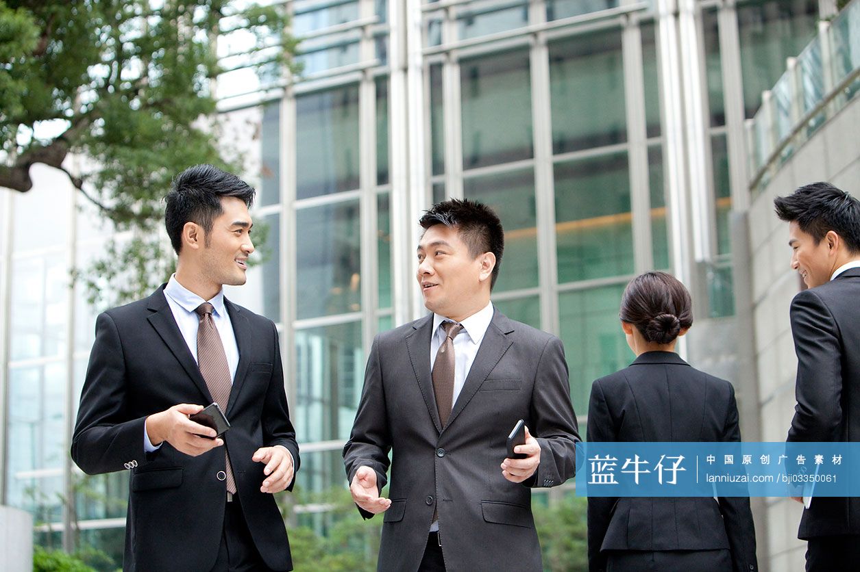 快乐商务人士走在路上聊天