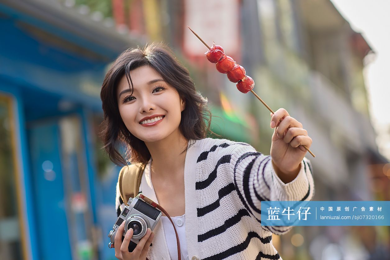 快乐的年轻女性在北京旅游