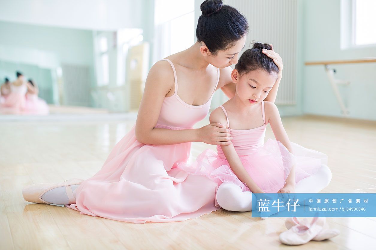 年轻芭蕾舞老师和小女孩