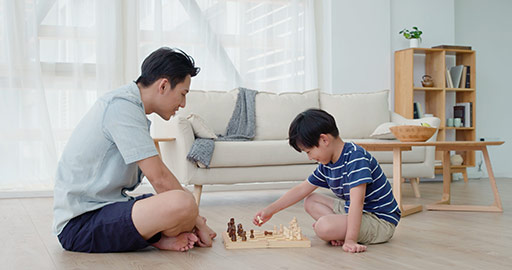 父子俩下国际象棋