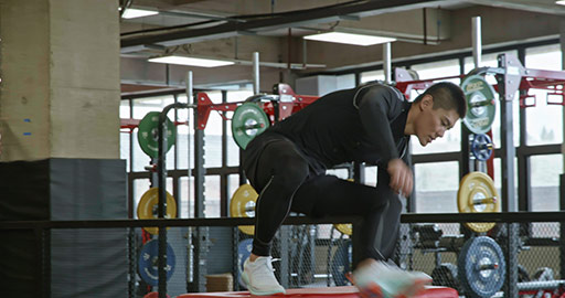 男孩在教练的指导下进行体能训练