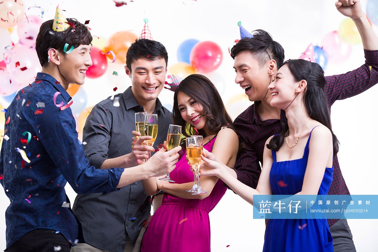 年轻人聚会喝香槟
