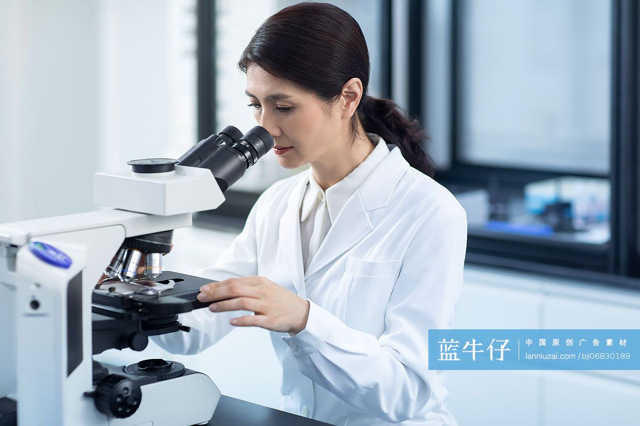 医学研究员在实验室工作
