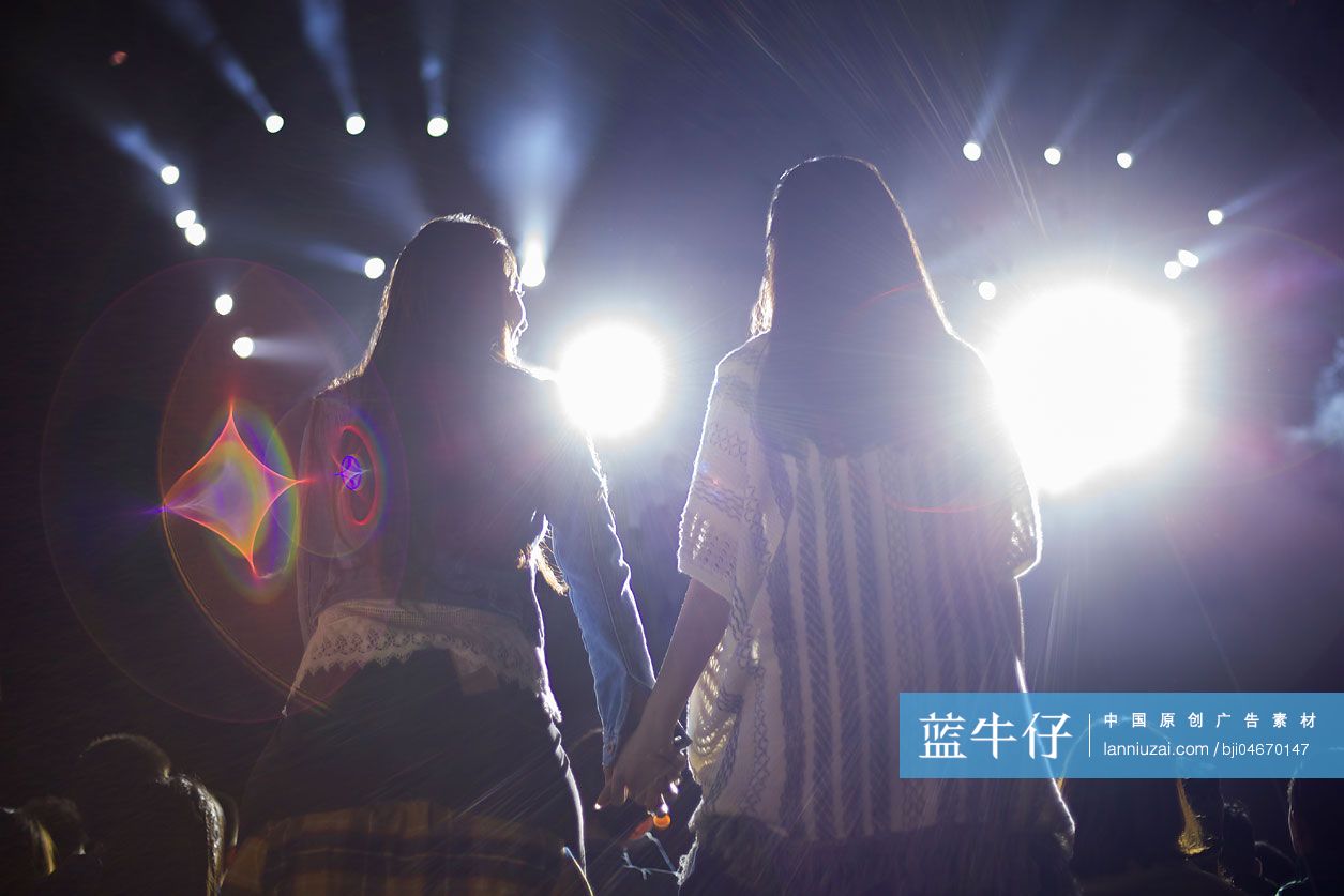 快乐的闺蜜参加音乐节