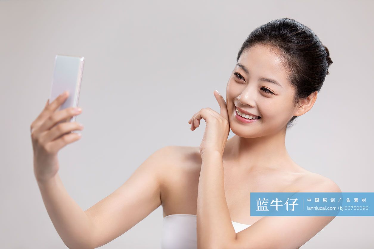 漂亮的年轻女子拿着手机