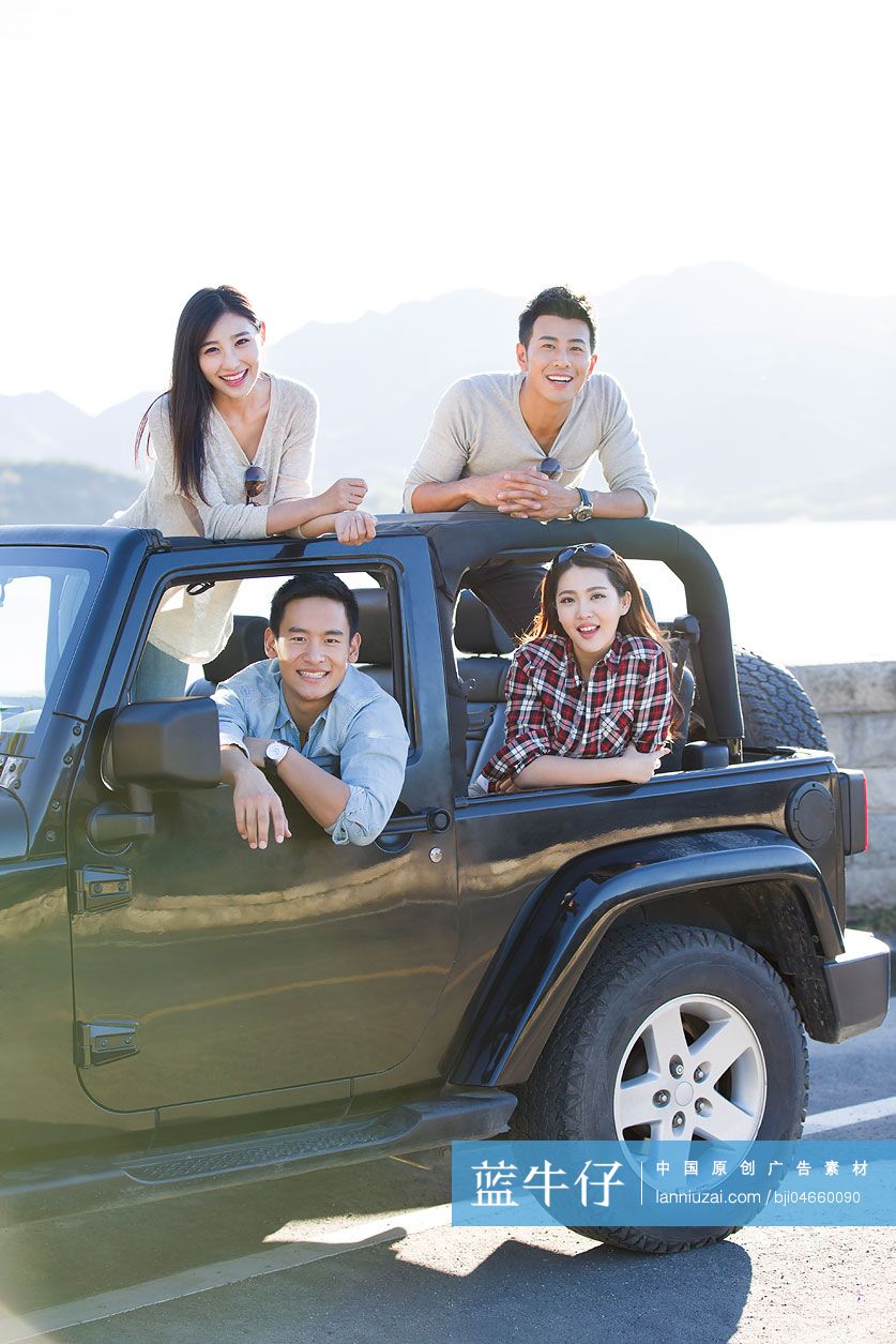 年轻人开吉普车出游