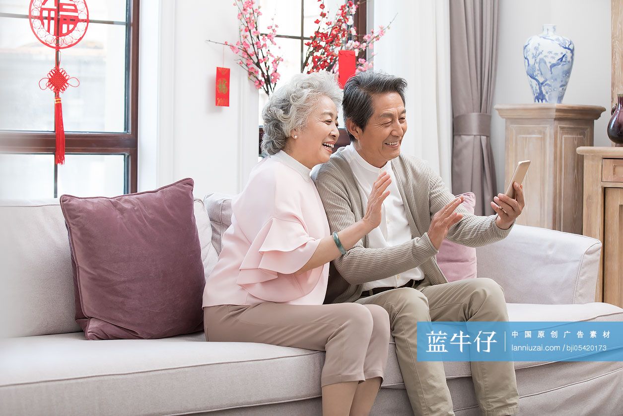 快乐老年夫妇新年用手机视频聊天