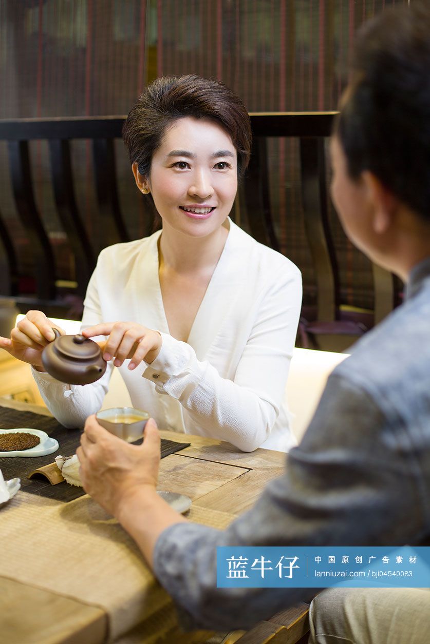 两位朋友在茶馆喝茶聊天