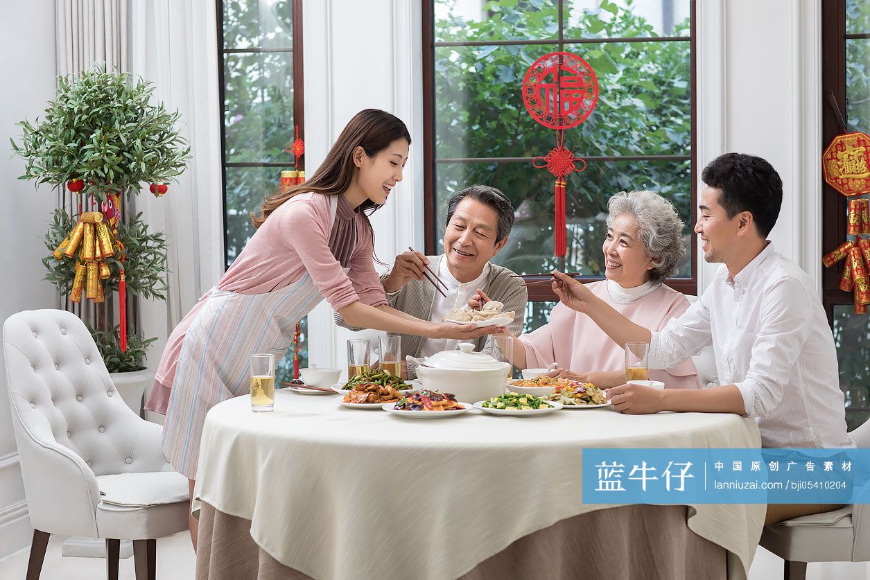 幸福家庭吃新年团圆饭