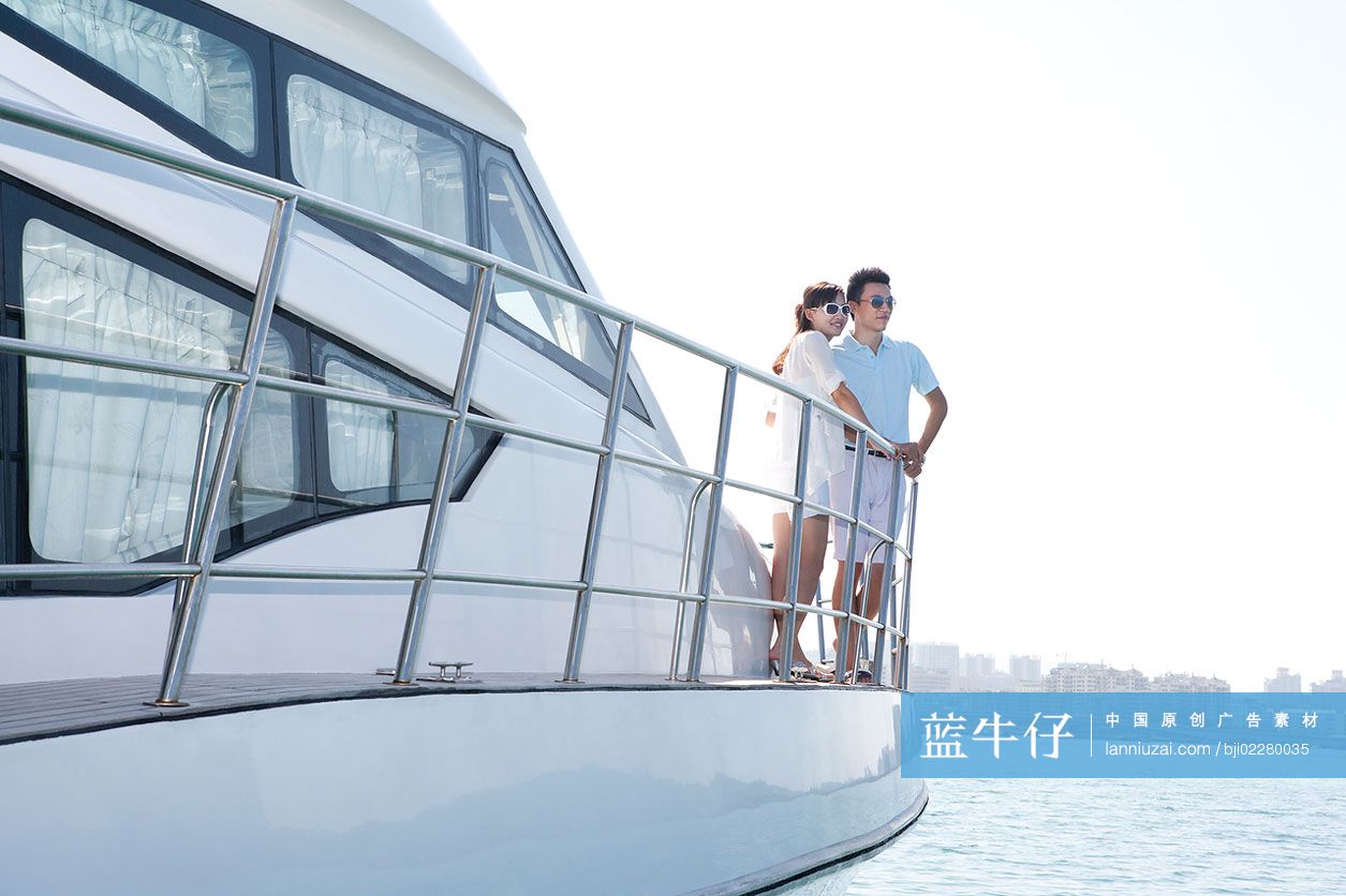 青年夫妇在游艇上休闲