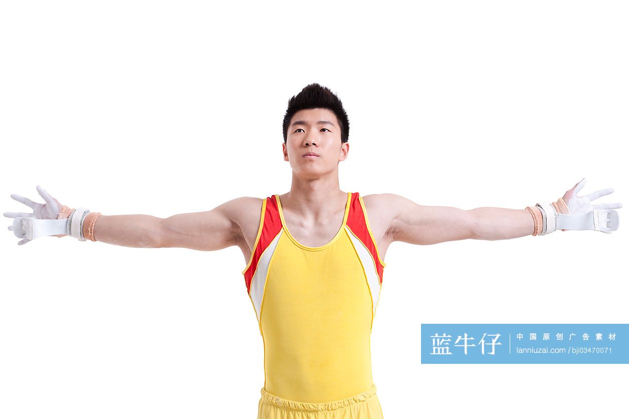 运动员张开双臂