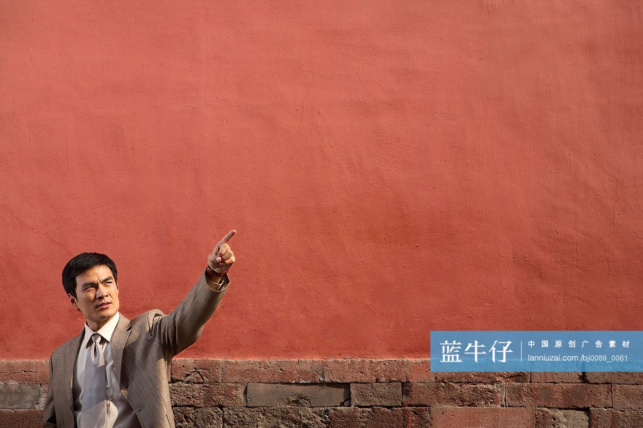 商务男士指向远方