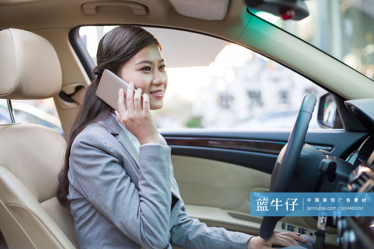 商务女士在车里打电话