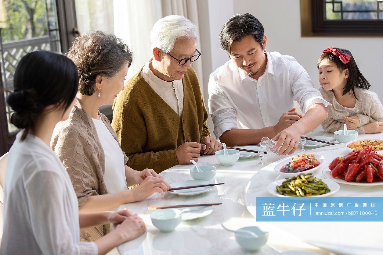 快乐家庭吃年夜饭