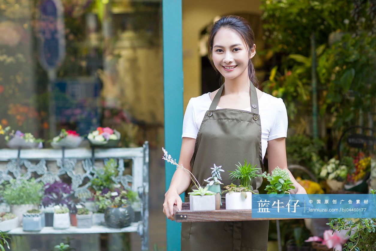 花店老板在店里工作