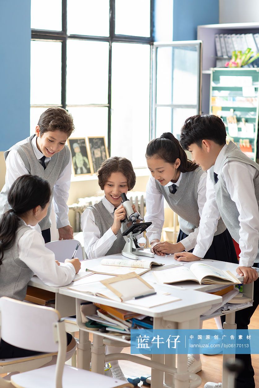 学生在教室使用显微镜
