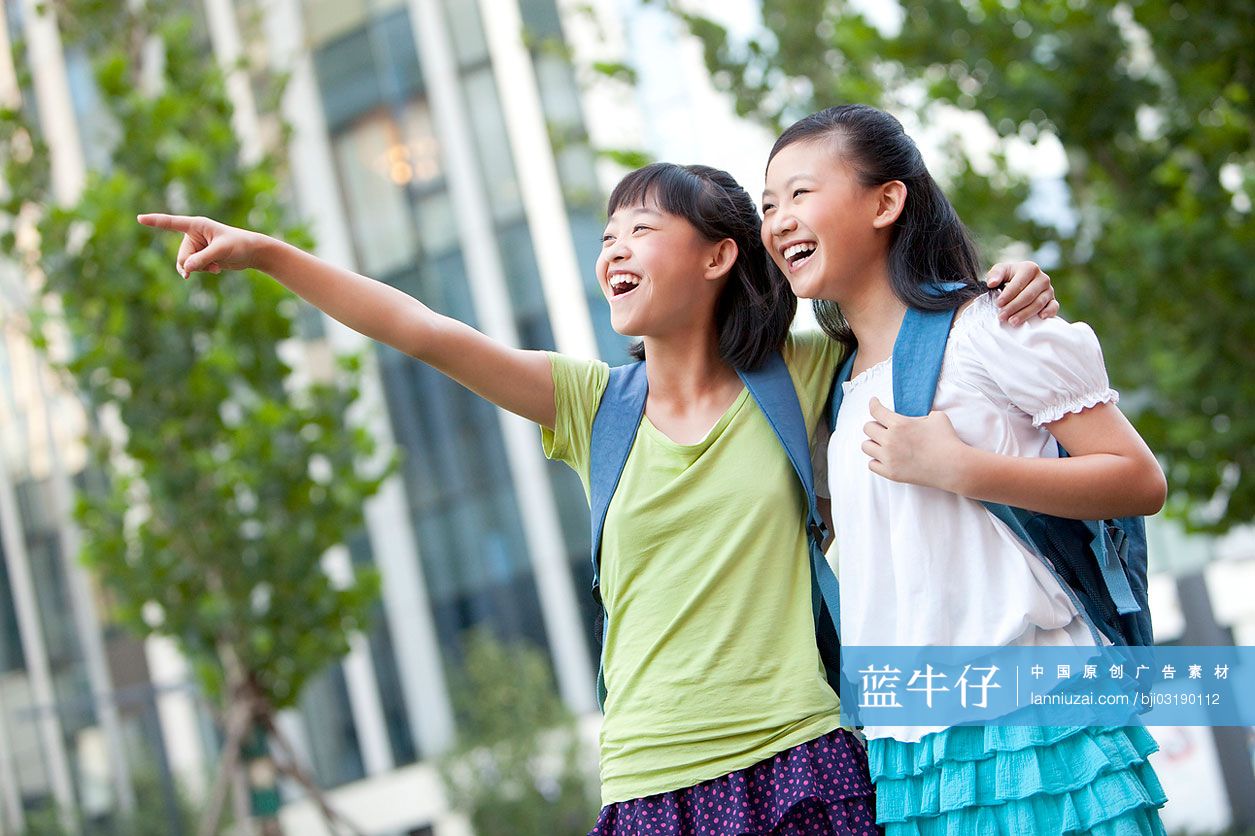 小学女生指着远方