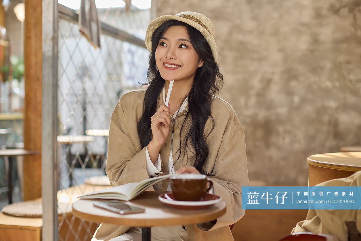 快乐女性在咖啡馆喝咖啡