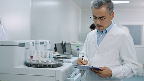 Chinese researchers working in laboratory,4K