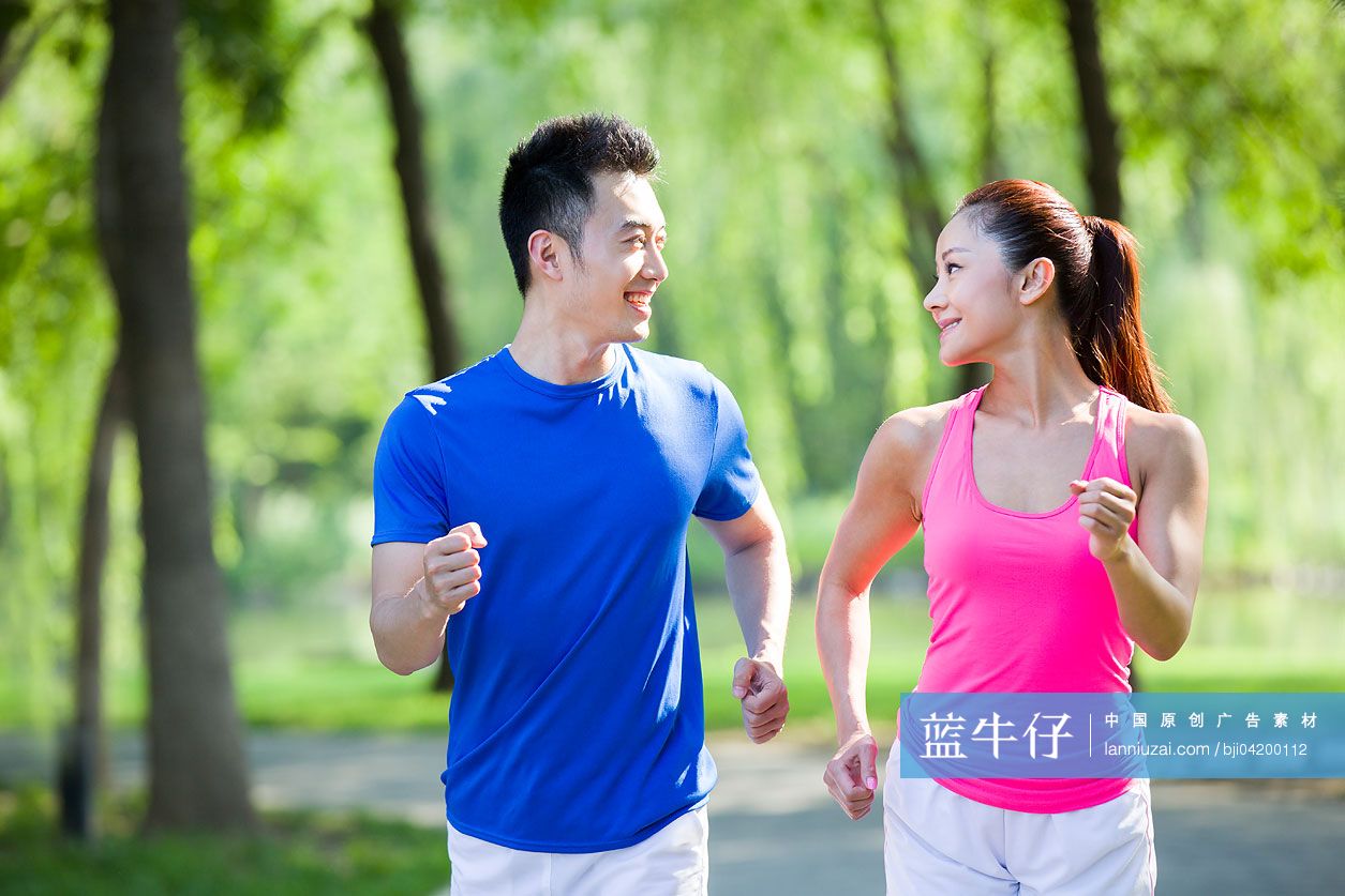 年轻情侣在公园慢跑健身