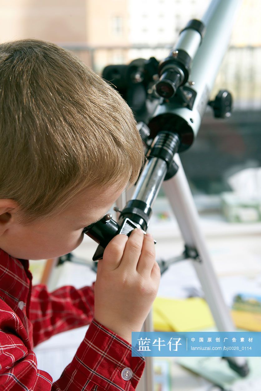 小男孩使用望远镜